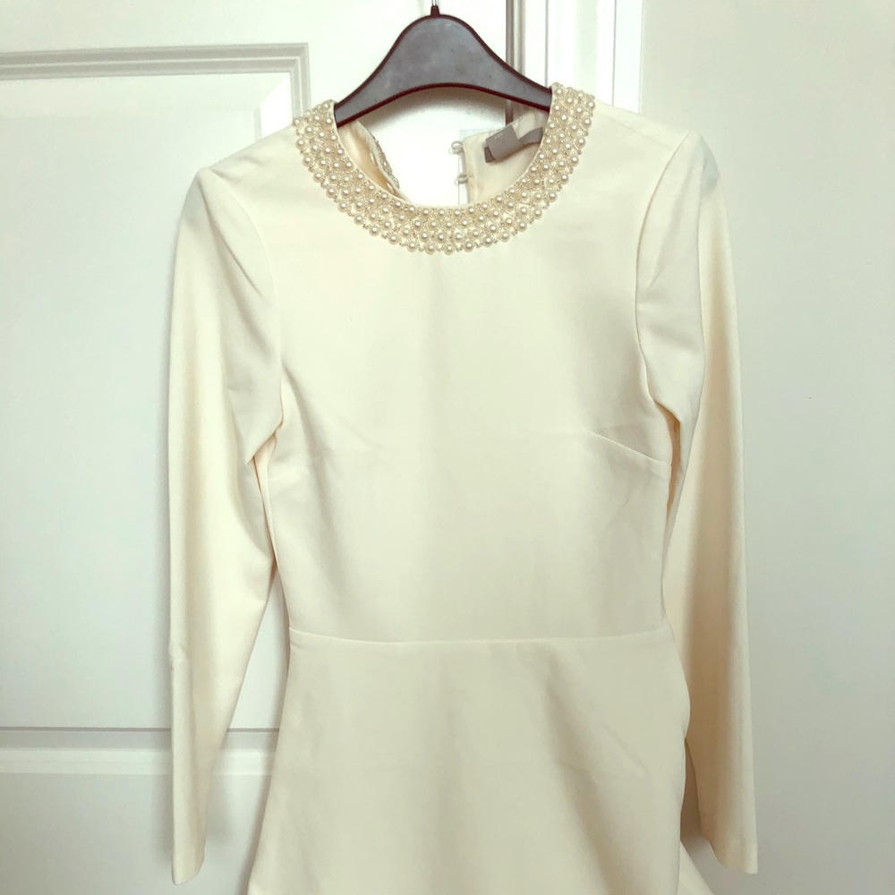 White cream dress with pearl collar super chic